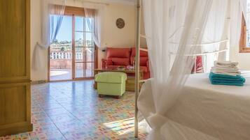 4 bedrooms, desk, iron/ironing board, travel crib