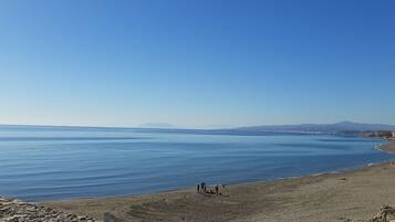 Ligstoelen aan het strand, strandlakens