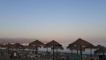 Chaises longues, serviettes de plage