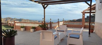 Fantastic villas for 16 people with complete privacy and sea views