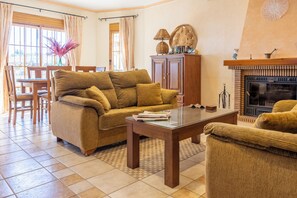 Smart TV, fireplace, DVD player, table tennis