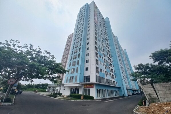 Front of property - Hotel O Apartement Sentraland Karawang By Gs (Karawang)