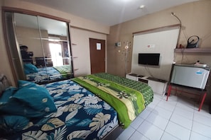 Deluxe Double Room | Desk, free WiFi, bed sheets - Hotel O Apartement Sentraland Karawang By Gs (Karawang)