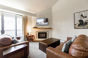 Condo, 3 Bedrooms | Living area