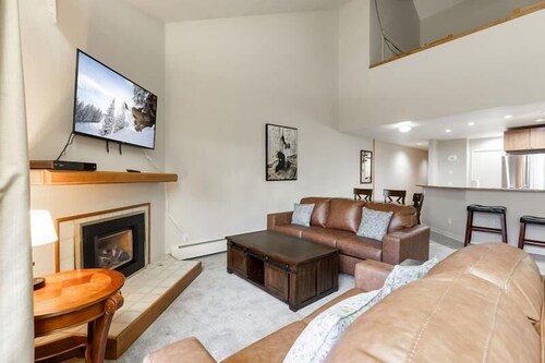 17 Vail Road 3 Bedroom Condo by RedAwning