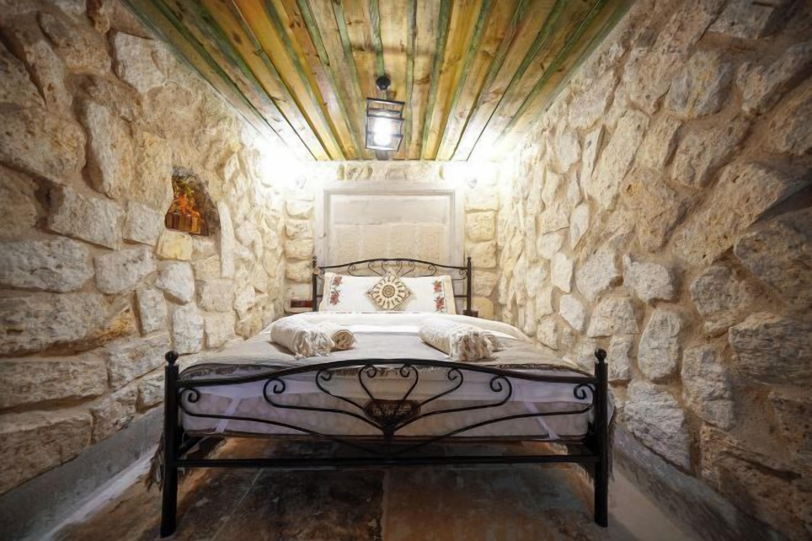 Hochwertige Bettwaren, Schreibtisch, laptopgeeigneter Arbeitsplatz