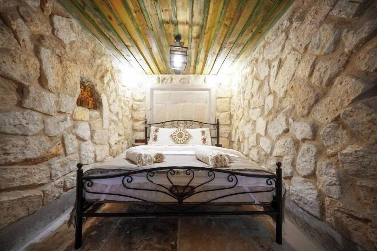 1 bedroom, premium bedding, desk, laptop workspace