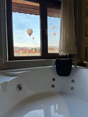 Quarto superluxo, banheira de imersão | Vista do quarto