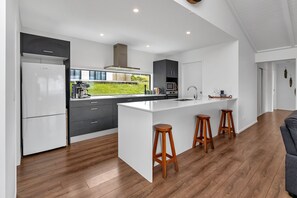 Een koelkast, een magnetron, een koffiezetapparaat/waterkoker