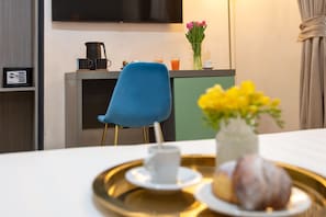 Classic Room | Ruang tamu | TV Pintar, Netflix, pemain DVD, filem tayangan pertama 