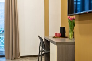 City vierpersoonskamer | Donsdekens, een kluis op de kamer, individueel gemeubileerd, een bureau