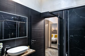 Classic Room | Bathroom | Free toiletries, hair dryer, bidet, towels - Residenza Toledo Lifestyle (Naples)
