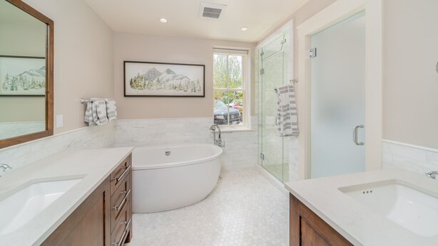 A modern bathroom with a large bathtub, a glass-enclosed shower, and a large mirror. - Holly House - 5 Bedrooms, 5.5 Bathrooms - Sleeps 12 - Telluride Dream Home (Telluride)