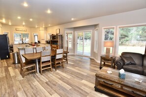 Interior - Renovare' - Pet friendly - Trailer parking - Hot tub - Fireplace (McCall)