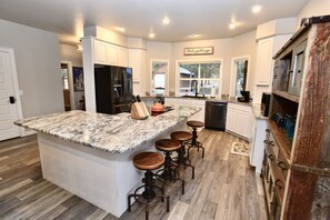 Fridge, microwave, oven, stovetop - Renovare' - Pet friendly - Trailer parking - Hot tub - Fireplace (McCall)