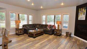 TV connectée, cheminée, livres