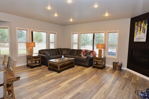 Smart TV, fireplace, books - Renovare' - Pet friendly - Trailer parking - Hot tub - Fireplace (McCall)