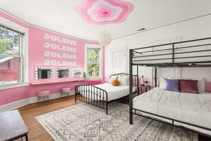 1 habitación, tabla de planchar con plancha, wifi y ropa de cama