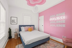 4 bedrooms, iron/ironing board, WiFi, bed sheets - The Dolly House on Music Row • 4BR • Sleeps 12 (Nashville)