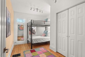4 bedrooms, iron/ironing board, WiFi, bed sheets - The Dolly House on Music Row • 4BR • Sleeps 12 (Nashville)