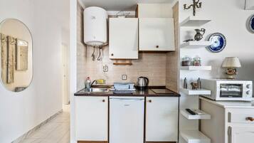 Kühlschrank, Mikrowelle, Wasserkocher mit Kaffee-/Teezubehör, Toaster