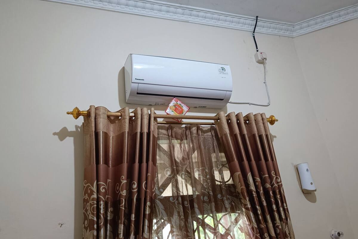 Laptop workspace, free WiFi, bed sheets