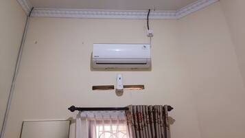 Kamar Single Ekonomi | Ruang kerja ramah laptop, Wi-Fi gratis, dan seprai linen