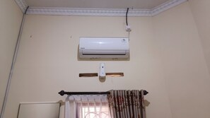 Laptop workspace, free WiFi, bed sheets - SPOT ON 93376 Roemah Ambarrukma 185 Syariah (Depok)