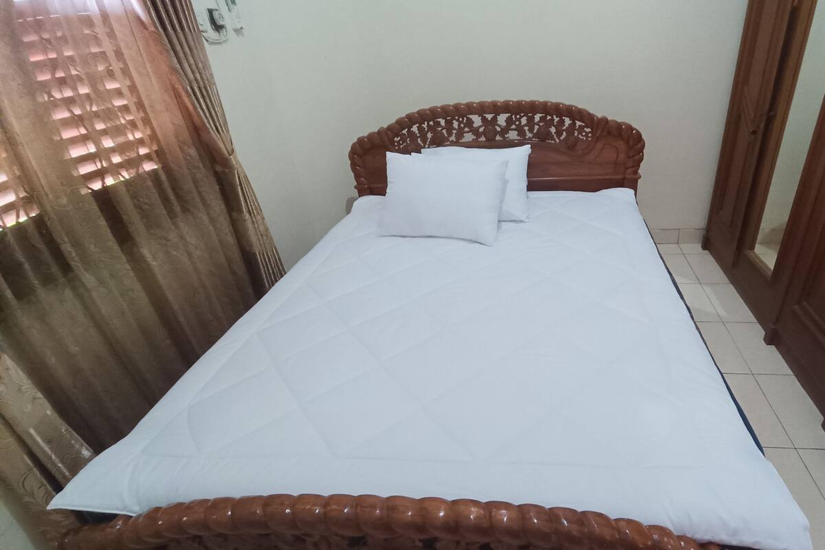 Laptop workspace, free WiFi, bed sheets