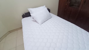 Economy Single Room | Laptop workspace, free WiFi, bed sheets - SPOT ON 93376 Roemah Ambarrukma 185 Syariah (Depok)