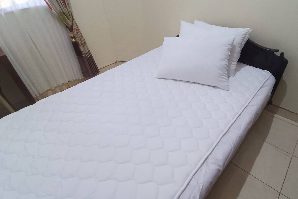 Laptop workspace, free WiFi, bed sheets