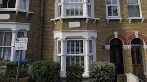 A two-story brick house with a bay window and a black door. - Luxurious Double Studio in London (London)