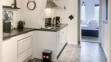 Coffee/tea maker, fridge, microwave, stovetop
