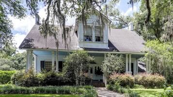 House (4 Bedrooms) | Front of property