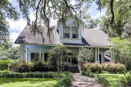 Historic 5,400-sq-ft Woodville Estate w/ Pool