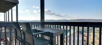 Branson Condo w/ Pool Near Silver Dollar City!