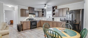 Pet-friendly Home ~ 10 Mi to Hocking Hills!