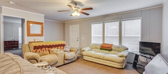 Pet-friendly Home ~ 10 Mi to Hocking Hills!
