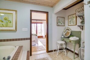 A bathroom with a bathtub, vanity, and a mirror. - Wintergreen Resort Getaway w/ Deck, Mountain View! (Roseland)