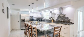 Largo Family Oasis: Private Pool & Hot Tub!