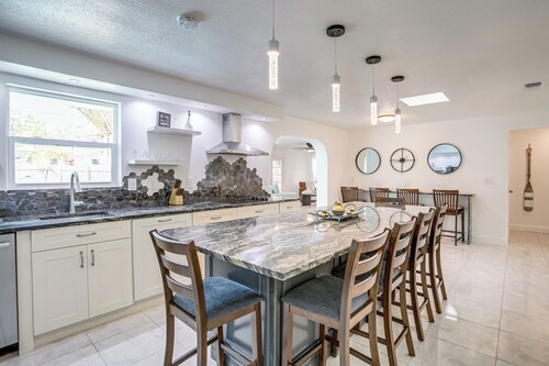 Largo Family Oasis: Private Pool & Hot Tub!