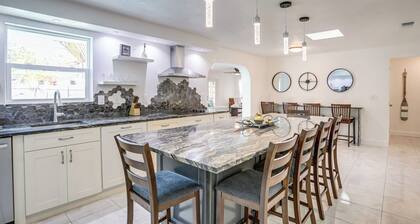 Largo Family Oasis: Private Pool & Hot Tub!