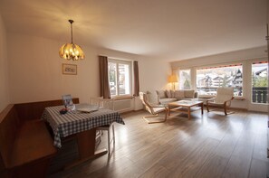 Apartamento Confort | Zona de estar | Televisión de pantalla plana de 40 cm con canales por cable