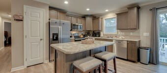 Family-friendly Home w/ Deck Near Colonial Beach!