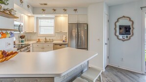 Apartment (2 Bedrooms) | Interior - NMB Condo: Walk to the Beach or Use the Pool! (North Myrtle Beach)