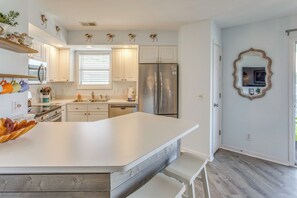 Apartment (2 Bedrooms) | Interior - NMB Condo: Walk to the Beach or Use the Pool! (North Myrtle Beach)