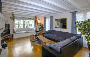 Smart-TV, peis, bordtennis og stereoanlegg