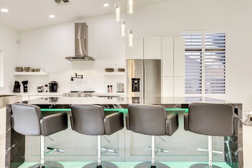 7 Mi to State Farm Stadium: Family Home w/ Pool