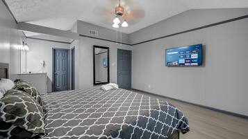 4 多间卧室、办公桌、熨斗/熨衣板、旅行婴儿床