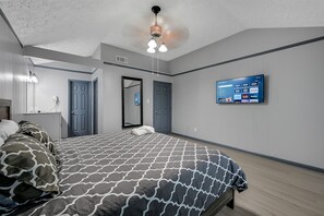 4 habitaciones, escritorio y tabla de planchar con plancha 